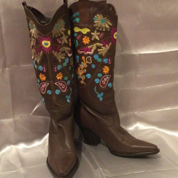 7.5 LEATHER COWGIRL BOOTS WITH COLORFUL FEMININE EMBROIDERY - Picture 2 of 12